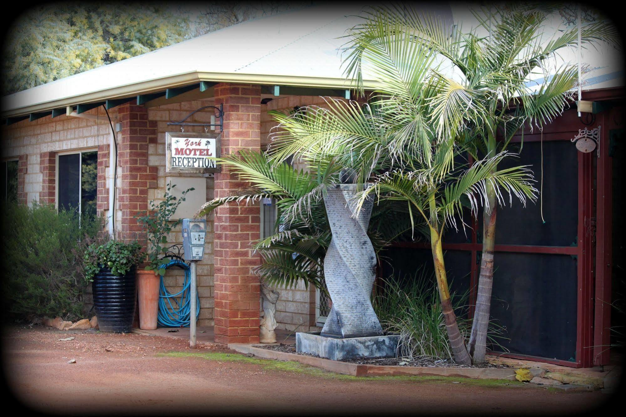 York'S Boutique Motel Exterior photo